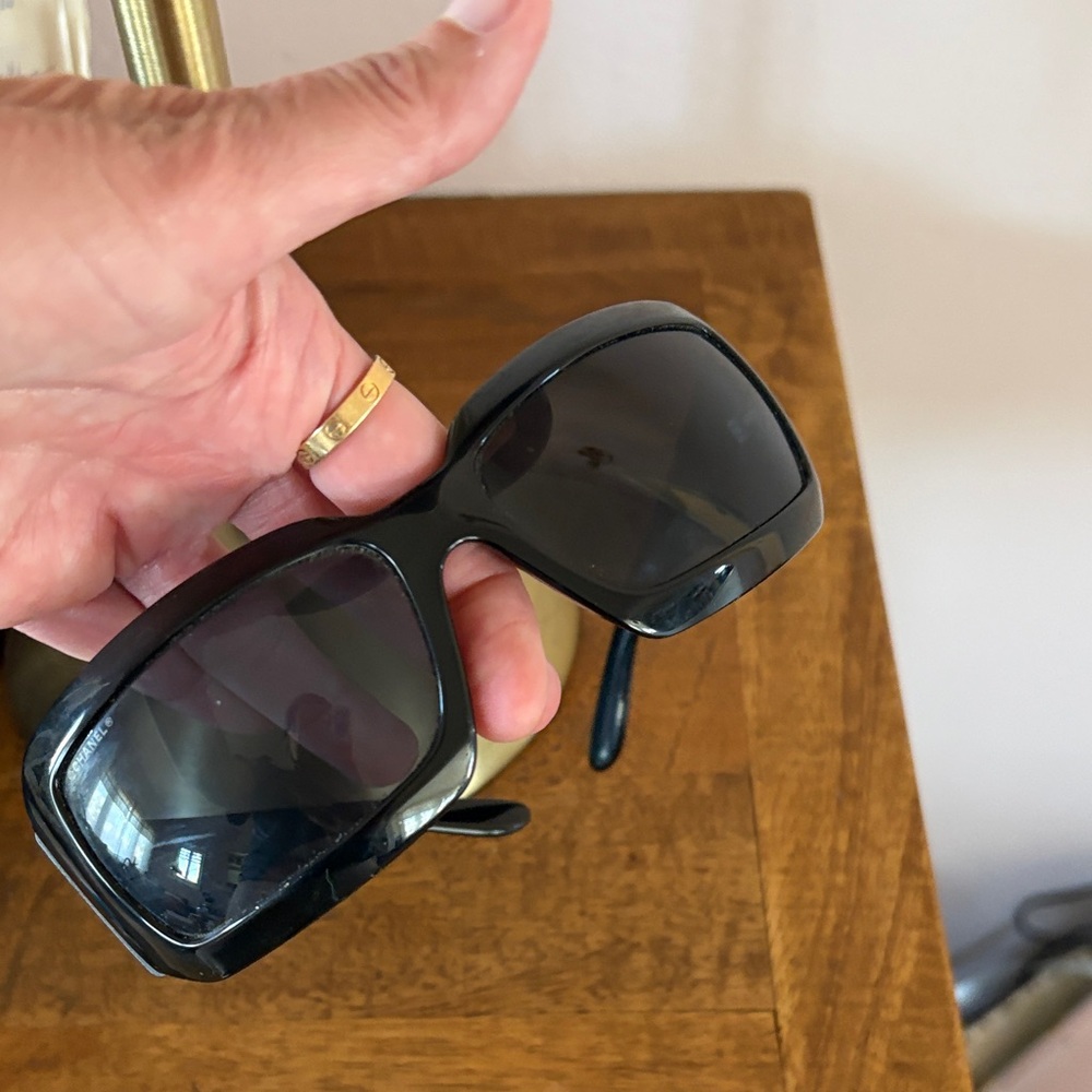 CHANEL Black Sunglasses with pearl logo. - Picture 4 of 4